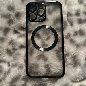 I’m selling a clear and black iPhone 14 pro max case